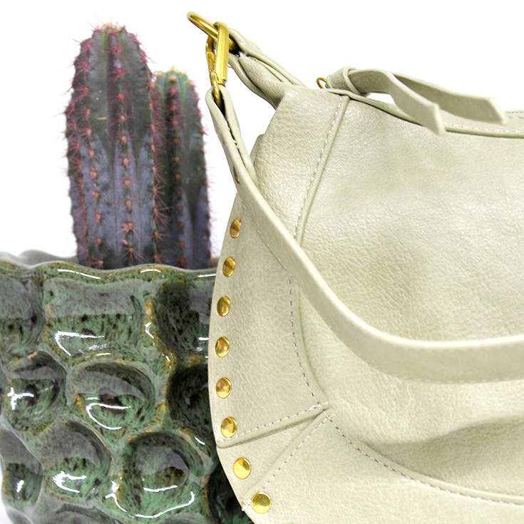 bolso verde tachuelas