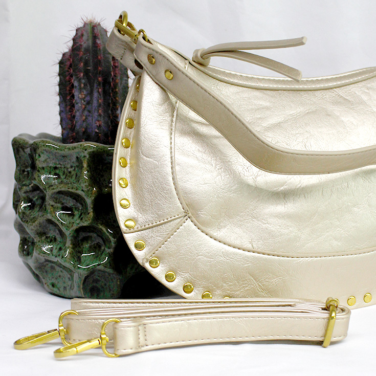 bolso dorado tachuelas