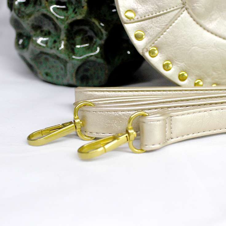 bolso dorado tachuelas