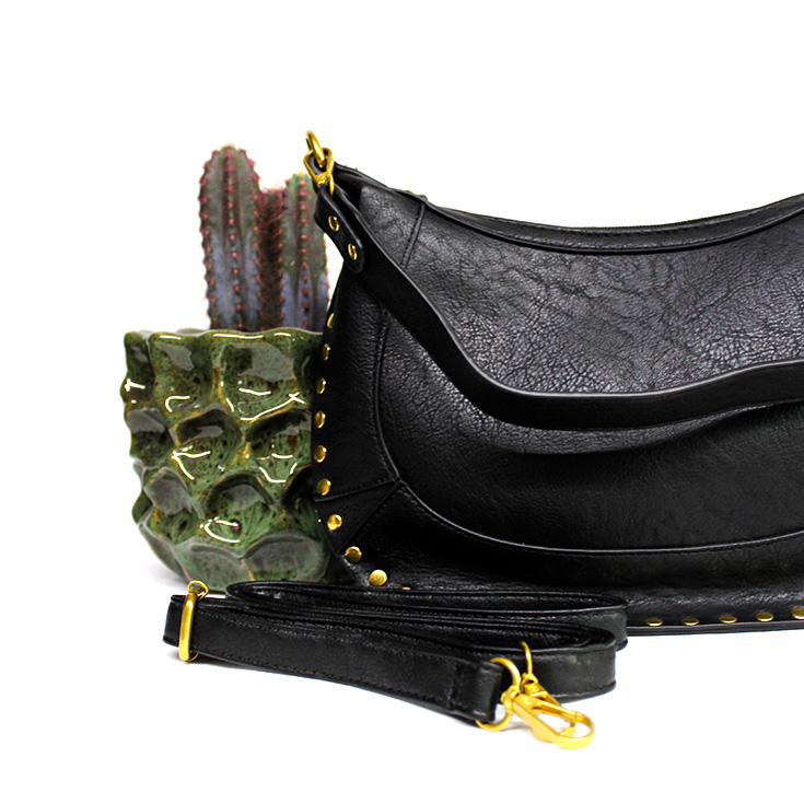 bolso negro tachuelas