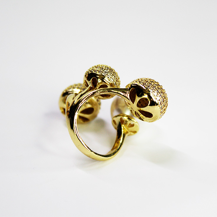 anillo dorado con esferas y perla