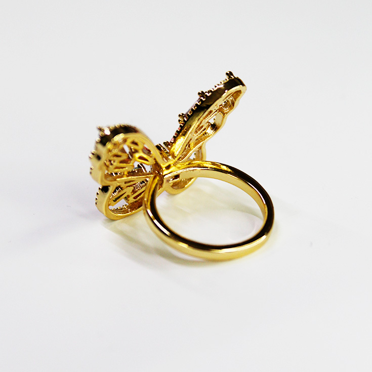 anillo dorado mariposa con cristales de colores