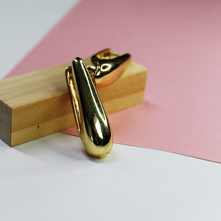 pendientes dorados alargados