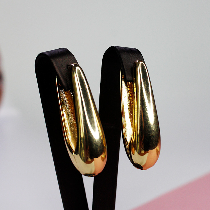 pendientes dorados alargados