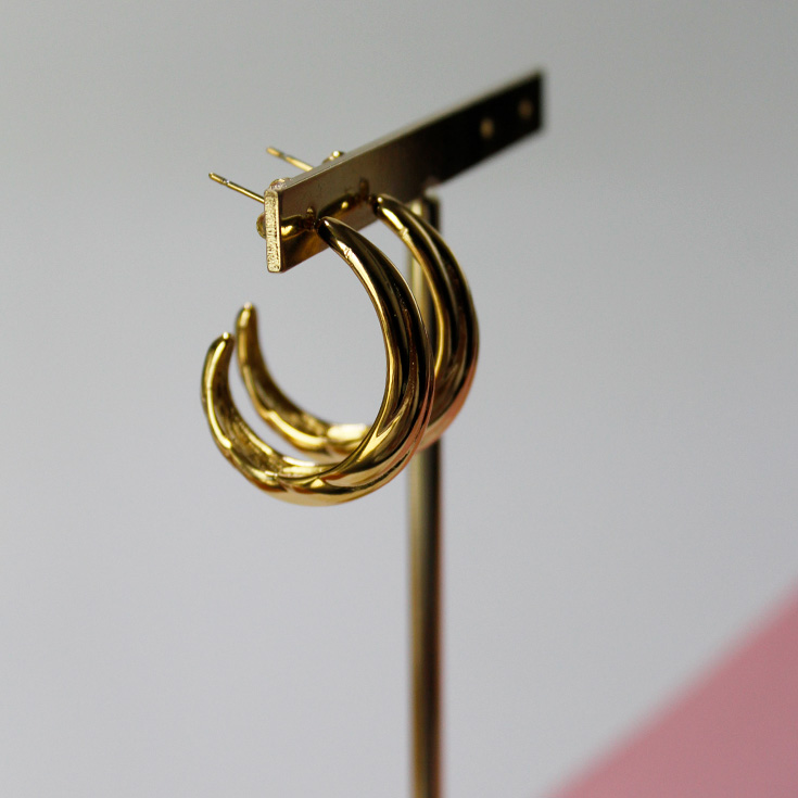 pendientes medio aro dorado