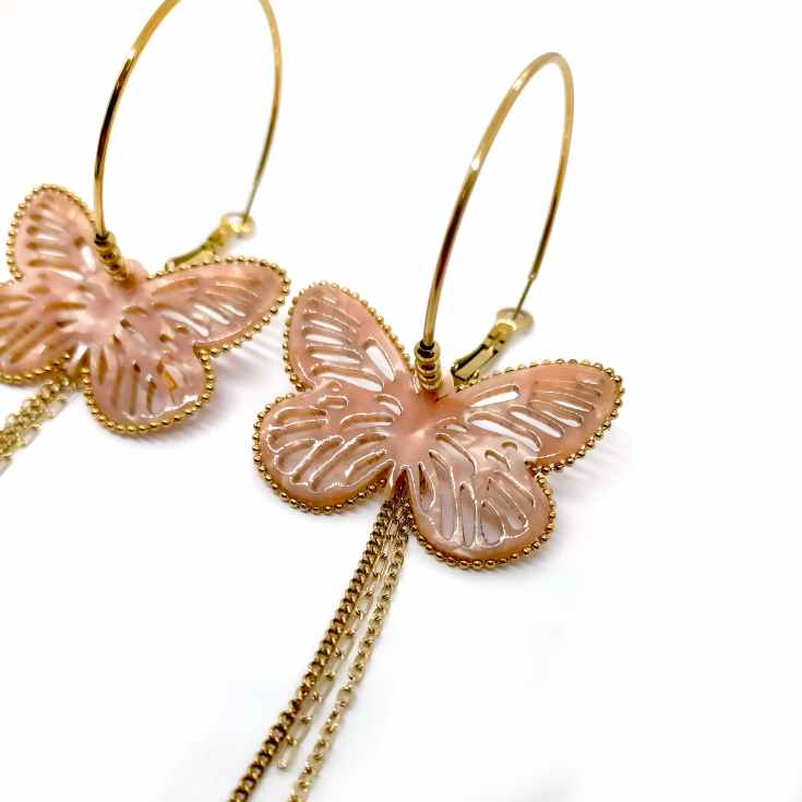 pendientes aro medio dorado con mariposa color salmon