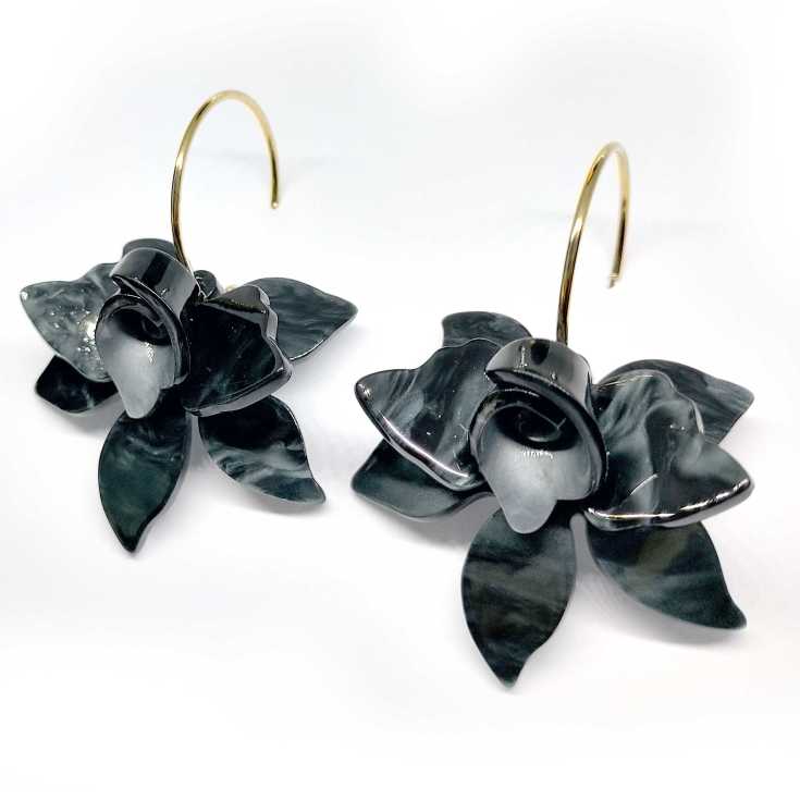 pendientes aro dorado con flor orquidea negra 3d acrilico