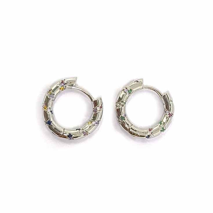 cascabela pendientes plateados aros pequeños circonitas colores