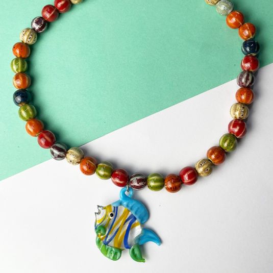 collar bolas de colores con pez vidrio