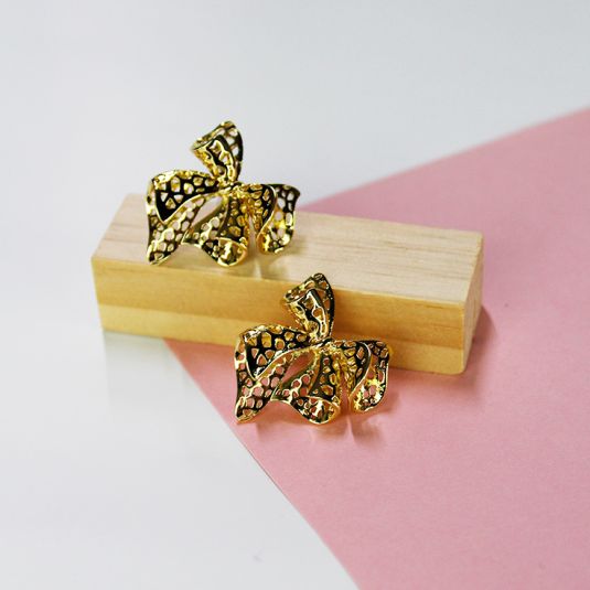 pendientes dorados lazo