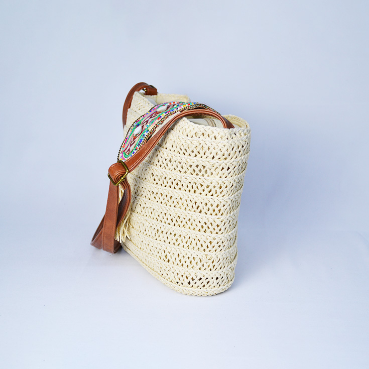 bolso bandolera rafia con abalorios beige