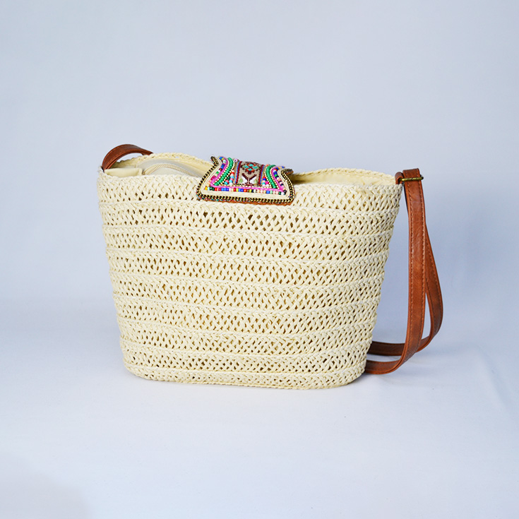 bolso bandolera rafia con abalorios beige