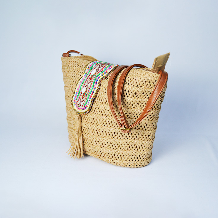 bolso bandolera rafia con abalorios marron