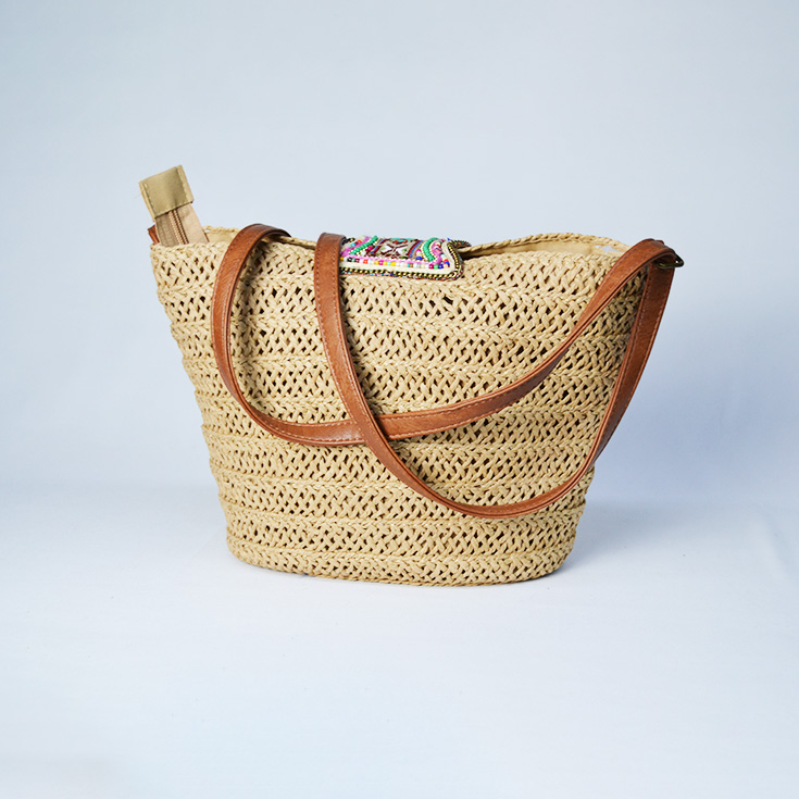 bolso bandolera rafia con abalorios marron