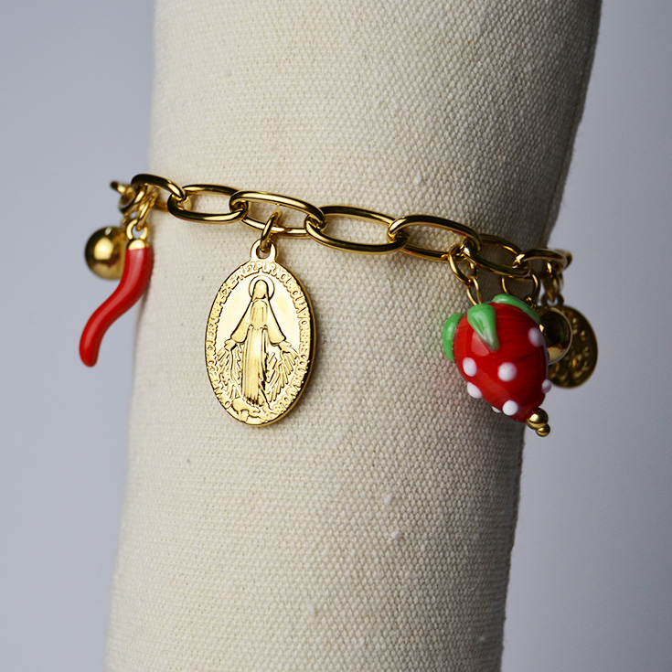 pulsera dorada con eslabones y charm chilly y fresa