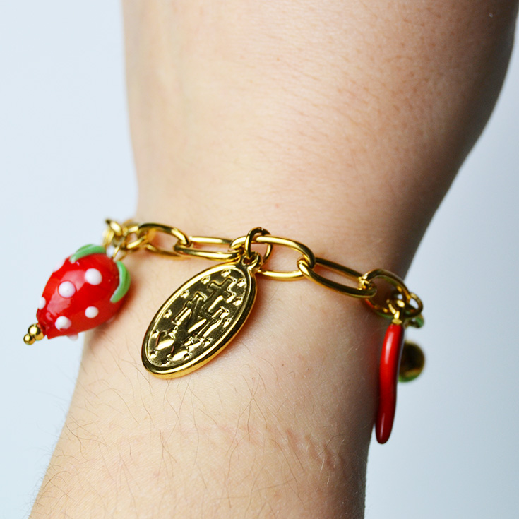 pulsera dorada con eslabones y charm chilly y fresa