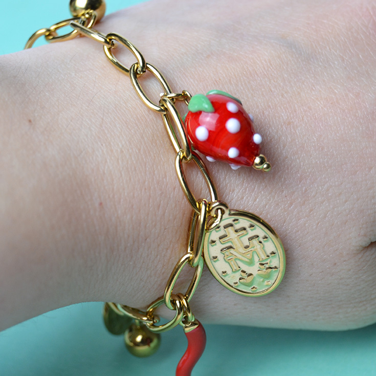 pulsera dorada con eslabones y charm chilly y fresa