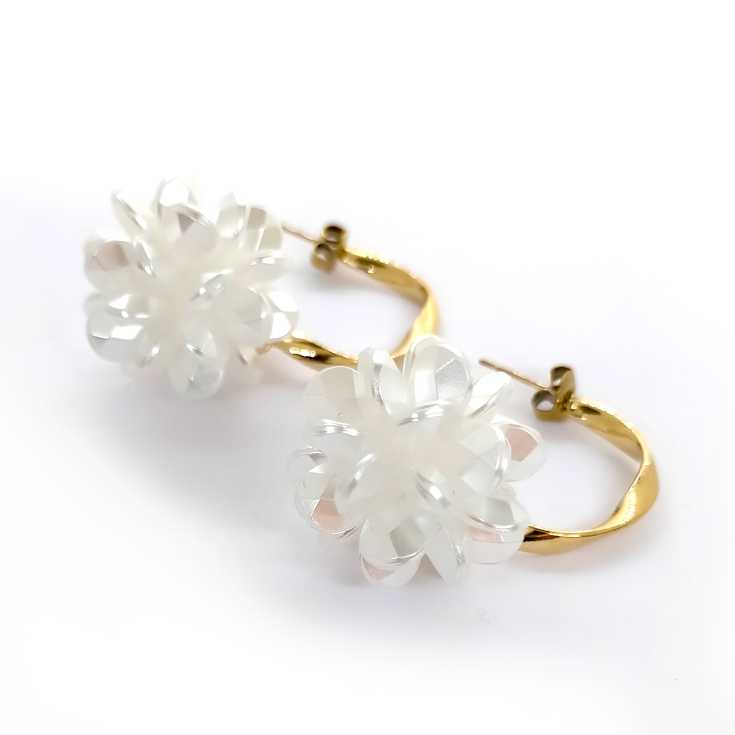 pendientes aros retorcidos dorados con flor