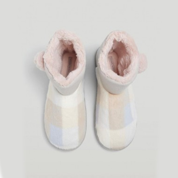 ysabel mora zapatilla bota cuadros pastel y pompones