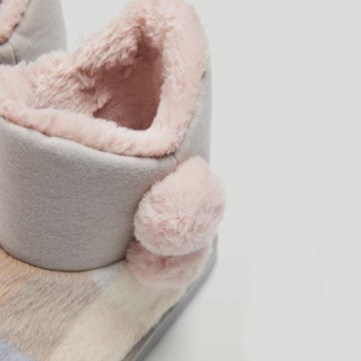 ysabel mora zapatilla bota cuadros pastel y pompones