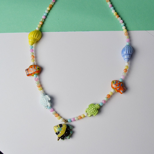 collar colores peces y caracolas