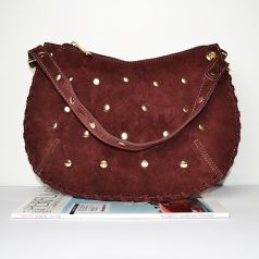 bolso de mano semirendondo tachuelas serraje piel burdeos