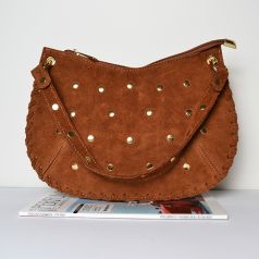 bolso de mano semirendondo tachuelas piel de serraje camel 