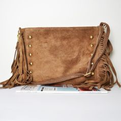 bolso bandolera rectangular tachuelas y flecos piel de serraje topo