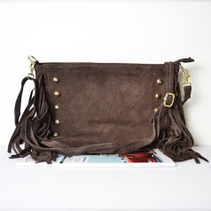 bolso bandolera rectangular tachuelas y flecos serraje piel marron chocolate