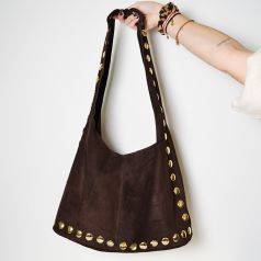 bolso saco de hombro piel de serraje con tachuelas marron chocolate