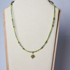 collar piedras con charm de sol dorado