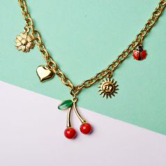 collar dorado charm cerezas y mariquita