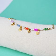 pulsera tobillera dorada con piedras de colores y charms de conchas