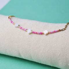 pulsera tobillera dorada con piedras de colores y flor blanca