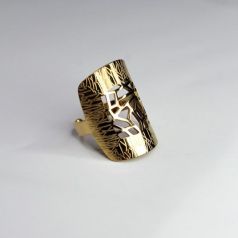 anillo dorado etnico
