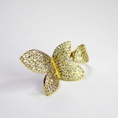 anillo dorado mariposa con destellos