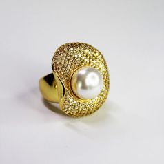 anillo dorado con perla central