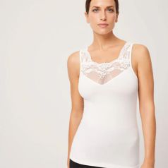 ysabel mora camiseta termica con encaje blanca