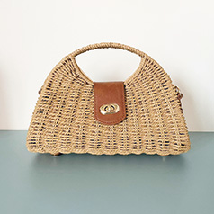 bolso de mano de mimbre marron con detalles dorados