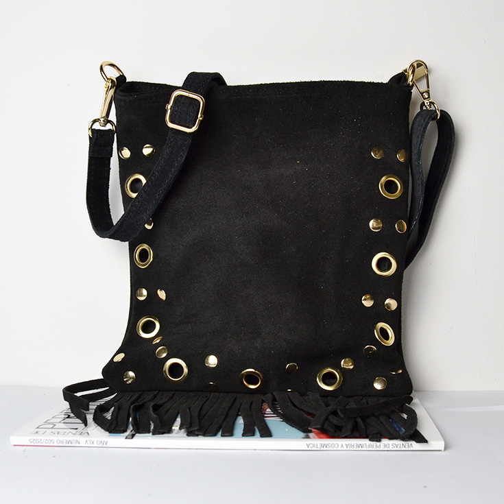 bolso bandolera piel de serraje tachuelas y flecos negro