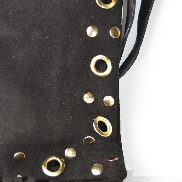 bolso bandolera piel de serraje tachuelas y flecos negro