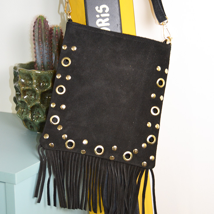 bolso bandolera piel de serraje tachuelas y flecos negro