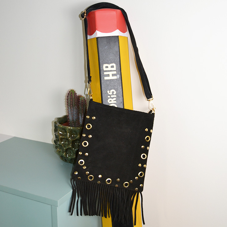 bolso bandolera piel de serraje tachuelas y flecos negro
