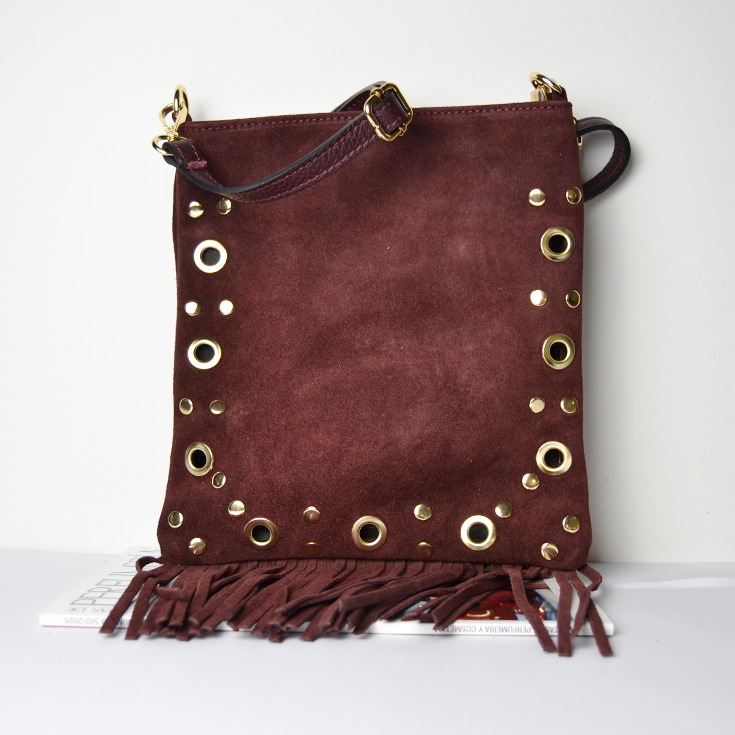 bolso bandolera piel de serraje tachuelas y flecos burdeos