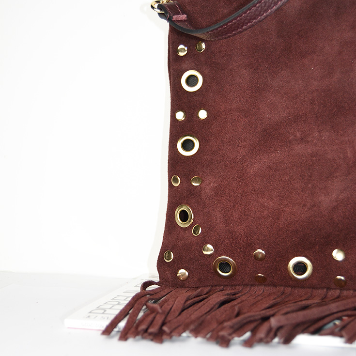 bolso bandolera piel de serraje tachuelas y flecos burdeos