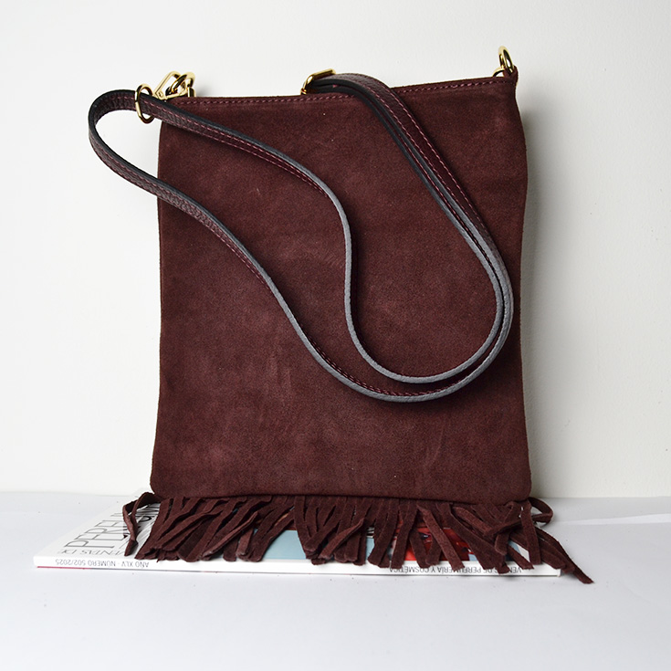 bolso bandolera piel de serraje tachuelas y flecos burdeos