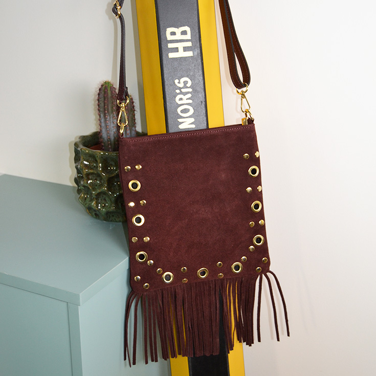 bolso bandolera piel de serraje tachuelas y flecos burdeos