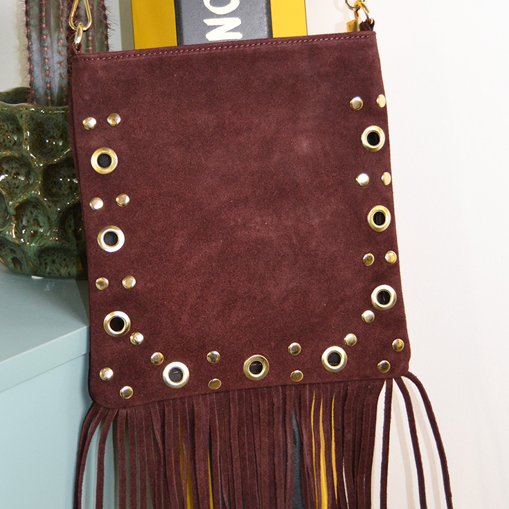 bolso bandolera piel de serraje tachuelas y flecos burdeos