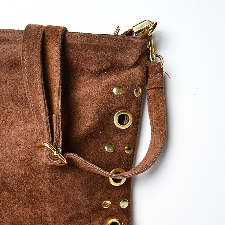 bolso bandolera piel de serraje tachuelas y flecos marron