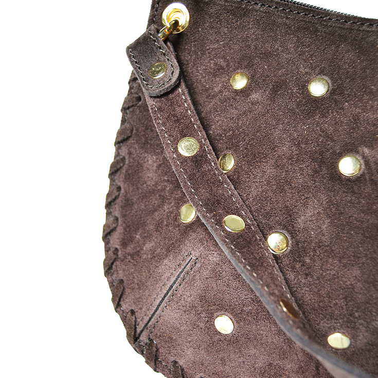 bolso de mano semirendondo tachuelas piel de serraje marron chocolate